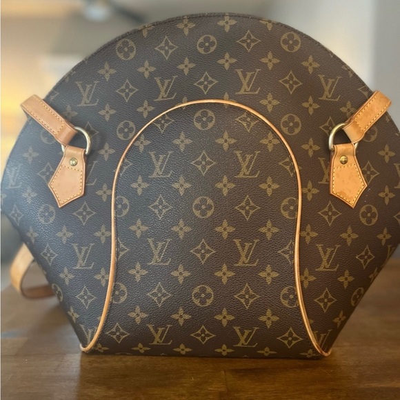 Authentic Louis Vuitton - Picture 1 of 10